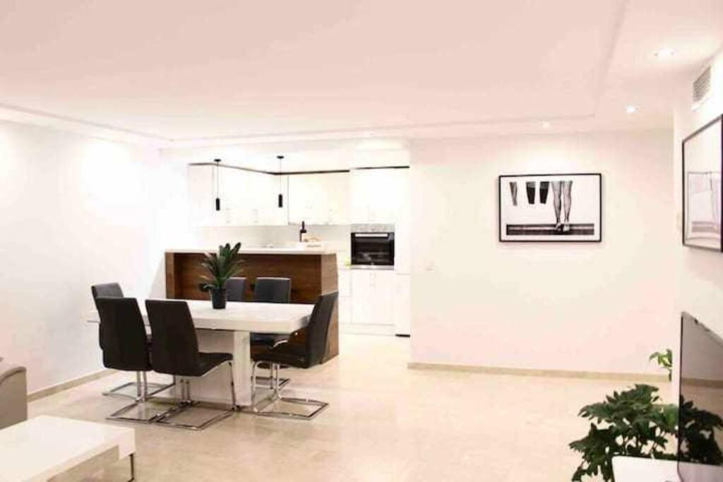 Large Modern Beach Front Apartment, Rooftop Pool!! Marbella Ngoại thất bức ảnh