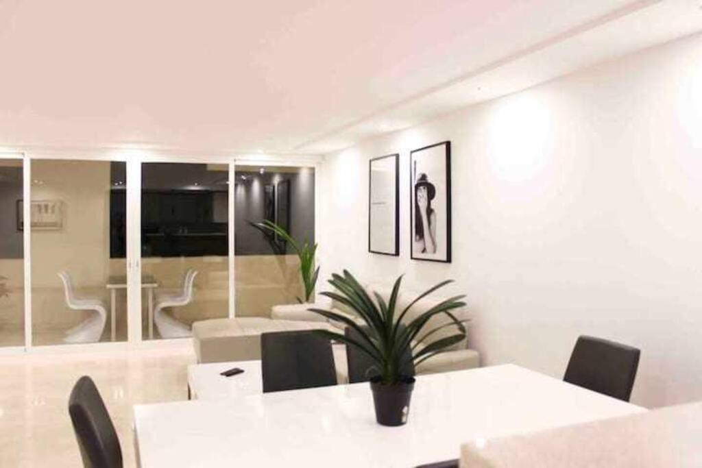 Large Modern Beach Front Apartment, Rooftop Pool!! Marbella Ngoại thất bức ảnh
