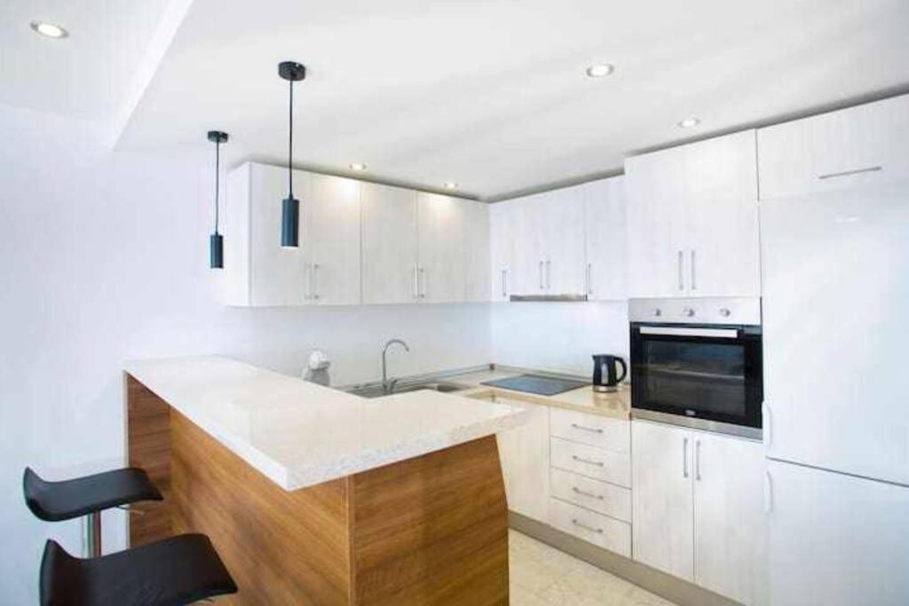 Large Modern Beach Front Apartment, Rooftop Pool!! Marbella Ngoại thất bức ảnh